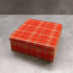 Sarkap Ekose Desenli Metal Çikolata Kutusu 164x164x52 mm