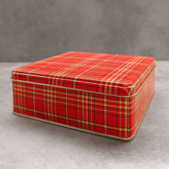 Sarkap Ekose Desenli Metal Çikolata Kutusu 164x164x52 mm