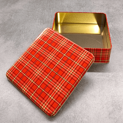 Sarkap Ekose Desenli Metal Çikolata Kutusu 164x164x52 mm